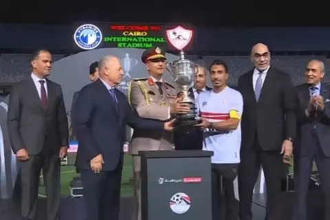 في وداع مؤثر بعد تتويج الزمالك.. شيكابالا يترك كأس مصر لعبد الشافي